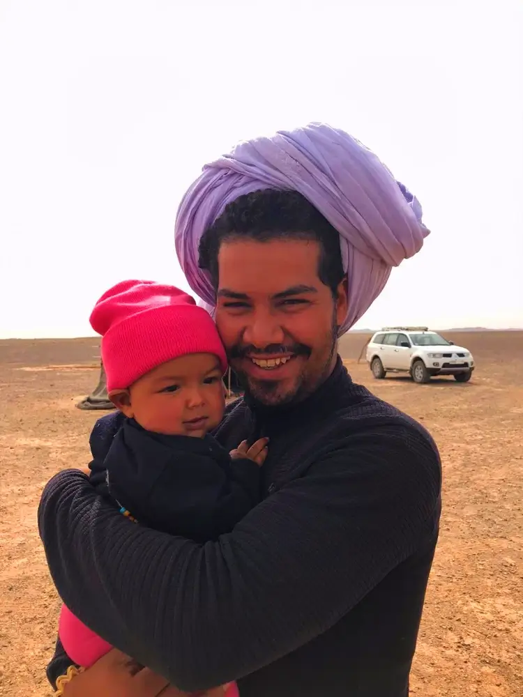 driver with child in sahara desert trips